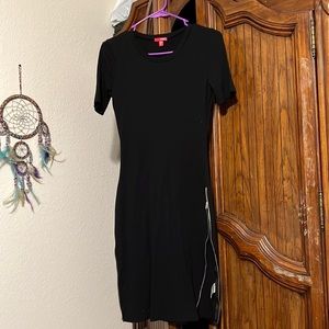 Cute black dress that zips up half way on both sides